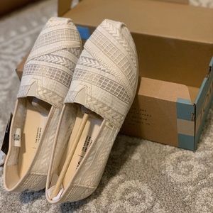 TOMS Arrow Embroidered Mesh Womens Classics